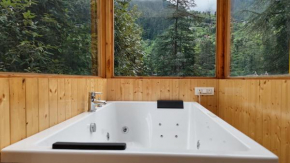 TreeHouse with Jacuzzi by The Woodpecker Inn Jibhi